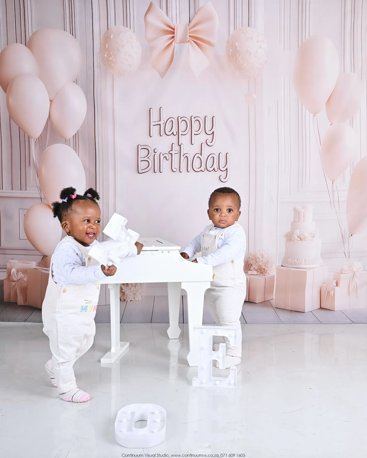 Neutral Balloons cake smash — full setup