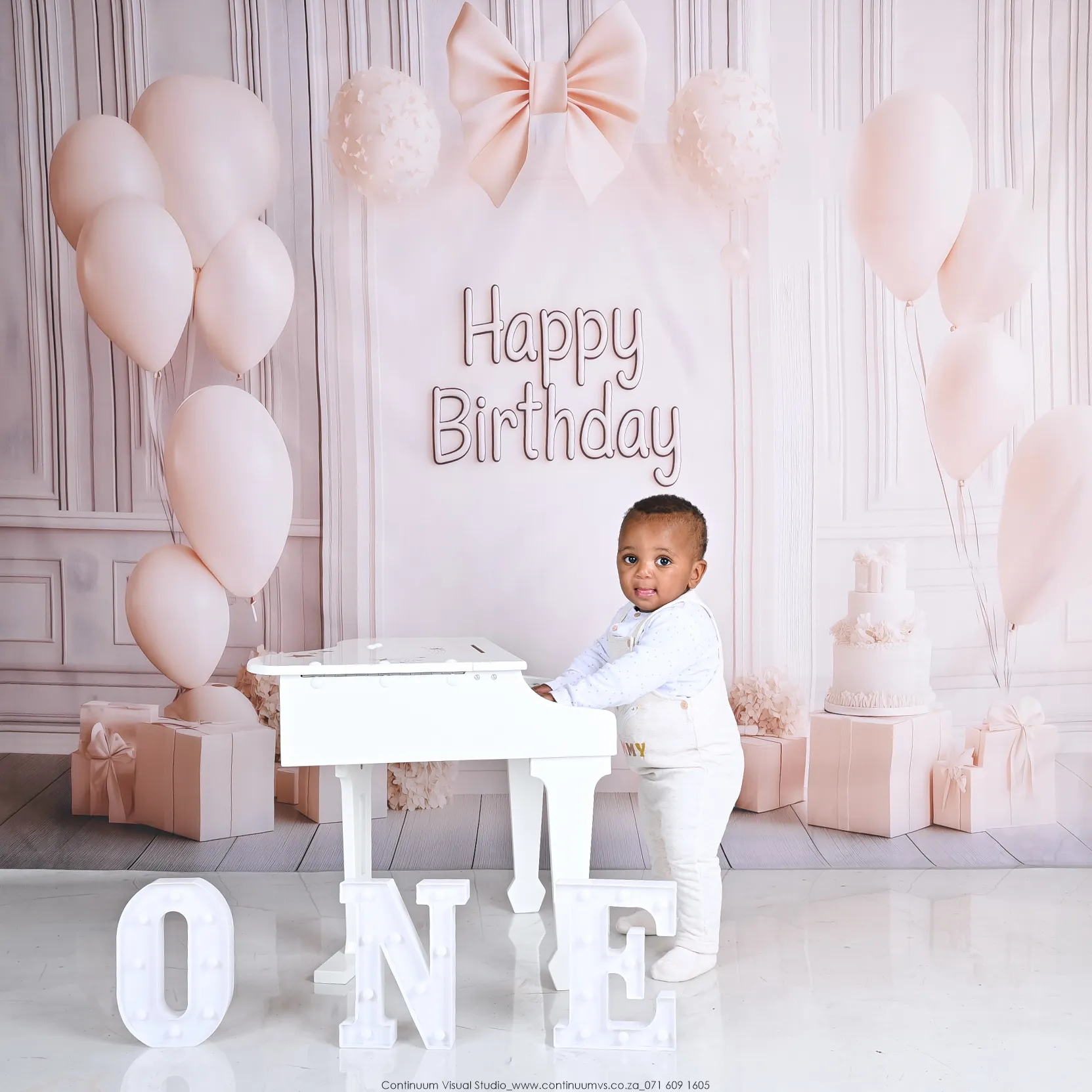 Neutral Balloons cake smash — baby portrait