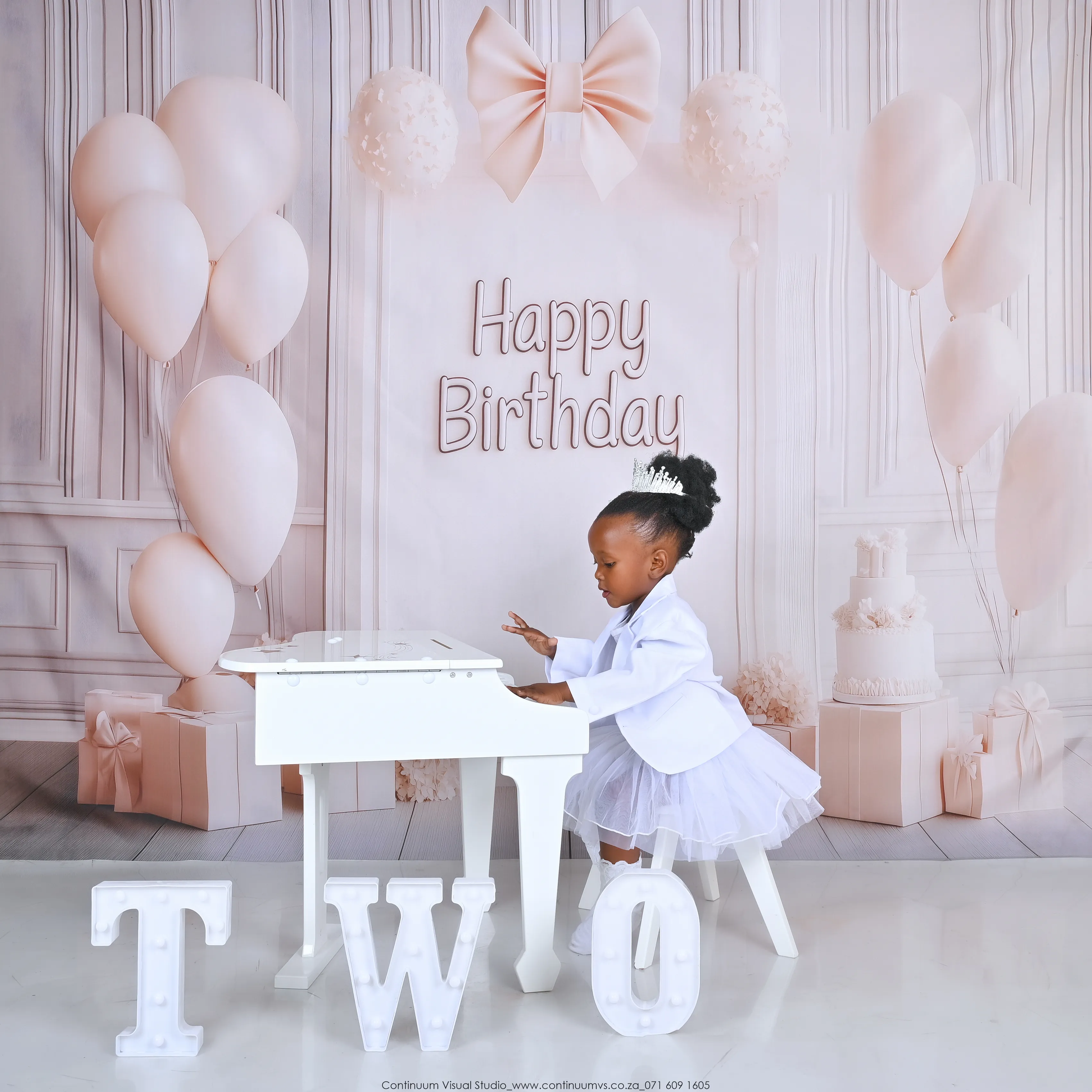 Neutral Balloons cake smash — detail shot